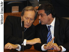 O presidente do Tribunal Superior Eleitoral (TSE), Ricardo Lewandowski e o ministro da Justiça,José Eduardo Cardoso, durante instalação de uma comissão especial, da Câmara, que vai estudar e apresentar uma proposta de reforma política. - Wilson Dias/ABr