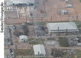 Um novo quebra-quebra na manhã desta quinta-feira (17) destruiu toda a estrutura de um dos dois canteiros de obra da usina de Jirau, no rio Madeira, em Rondônia - Sesdec/Divulgação
