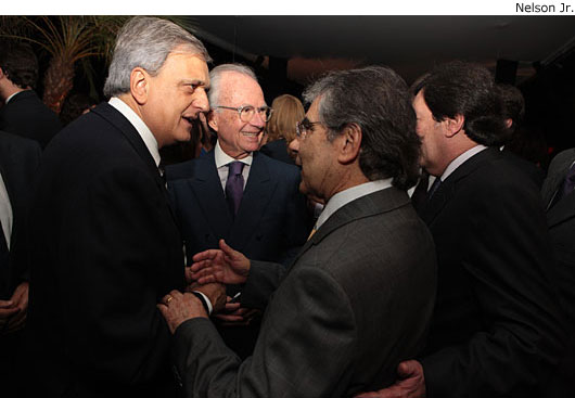 O ex-procurador-geral da República, Antonio Fernando Souza, no reencontro com o ministro Ayres Britto. Entre ambos, o advogado Pedro Gordilho.