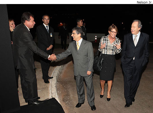  A procuradora-geral da República em exercício, Débora Duprat, chega ao evento na companhia dos ministros Ayres Britto e Ricardo Levandowski. Presidente do Tribunal Superior Eleitoral, Lewandowski retardou em uma hora o início da sessão da corte eleitoral para que seus integrantes pudessem comparecer ao lançamento
