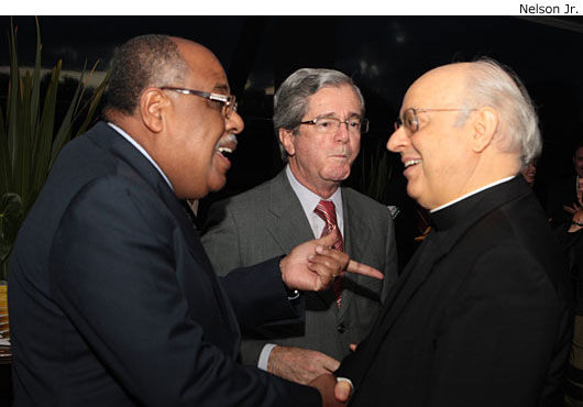 O ministro Benedito Gonçalves, do STJ, e o núncio apostólico, representante do Vaticano no Brasil, Lorenzo Baldisseri.