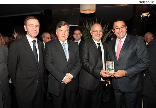 Os anunciantes do Anuário receberam troféu em agradecimento ao apoio que tornou possível a publicação. Ao lado do presidente do TST, João Dalazen e do diretor da ConJur, aparecem os diretores do Bradesco Alexandre Glüher (à esquerda) e Ademir Cossiello (à direita, recebendo o troféu).