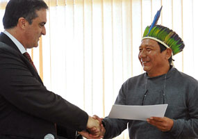 Bras&iacute;lia - O ministro da Justi&ccedil;a, Jos&eacute; Eduardo Cardozo e o presidente da Funai, M&aacute;rcio Meira, recebem representantes da Comiss&atilde;o Nacional de Pol&iacute;tica Indigenista - Elza Fi&uacute;za/ABr
