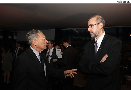 O general Sérgio Conforto (à esquerda), que se afastou do Superior Tribunal Militar em 2010 ao completar o limite de idade, compareceu na companhia do juiz-auditor militar em Manaus, José Barroso Filho.