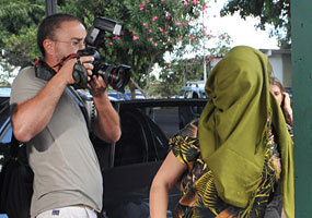 A promotora de Justiça Deborah Guerner, deixa o IML, após ser submetida a exame de corpo de delito. Ela é acusada de dificultar as investigações sobre sua participação no esquema de distribuição de propina no governo do DF - Antonio Cruz/ABr