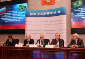 TSE Ricardo Lewandowski , Michel Temer e Vladimir Tchurov, da Rússia, assinam, no Auditorio da CCE, Memorando de Entendimento sobre cooperação eleitoral. - Asics/TSE
