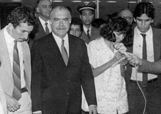 Jos&eacute; Sarney entre os jornalistas Bartolomeu Rodrigues (&agrave; esquerda) e Teresa Cardoso e Rodolfo Fernandes (&agrave; direita)