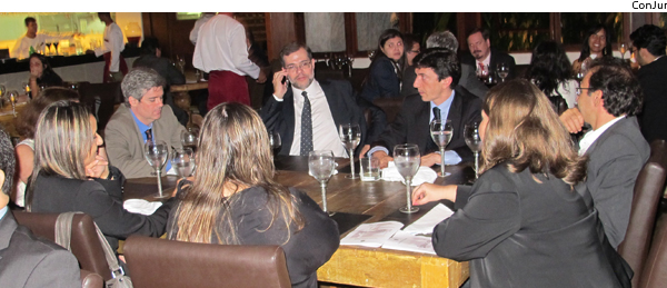 Coletiva: Toffoli interrompe a conversa para atender jornalista da Folha  