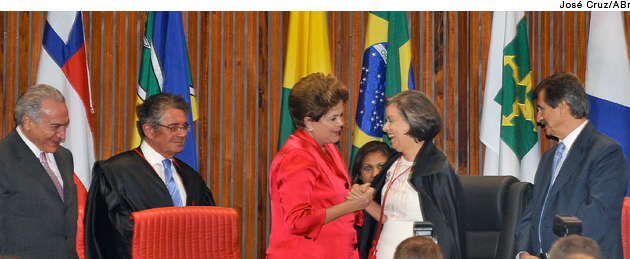 Presidenta Dilma Rousseff cumprimenta a ministra C&aacute;rmen L&uacute;cia - 18/04/2012 [Jos&eacute; Cruz/ABr]
