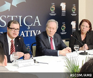 João Ricardo (AMB) e Ricardo Lewandowki (STF) - AMB firma parceria com o CNJ para ampliar a Justiça Restaurativa no país [ASCOM/AMB]