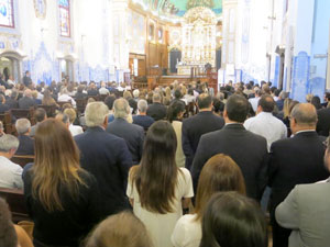Personalidades lotam igreja em SP em homenagem a Carlos Mateucci