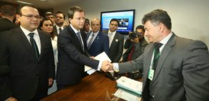 OAB entrega à Câmara pedido de impeachment de Temer