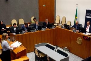 Em debate, baixo custo é apontado como estímulo à judicialização