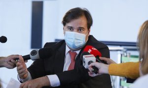 Maia defende debate sobre redução de salário de servidores