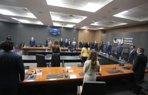 Com presença de autoridades, sessão marca 15 anos do CNJ