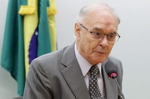 Senador aliado de Bolsonaro e Malafaia morre de Covid-19