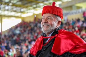 Juiz devolve a Lula título de doutor honoris causa