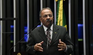 Barroso suspende efeitos da decisão contra senador Chico Rodrigues