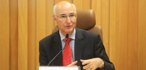 Ausência injustificada leva beneficiária de gratuidade a pagar custas