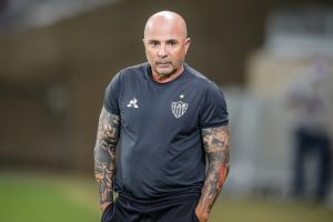 Sem prova de interferência indevida em jogo, Sampaoli é absolvido