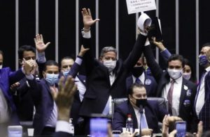 Arthur Lira é eleito presidente da Câmara e veta bloco concorrente