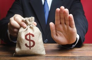 Idade avançada impede bancária de receber prêmio por desligamento