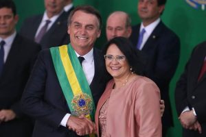 Ação tenta impedir presença de Bolsonaro e Damares em evento