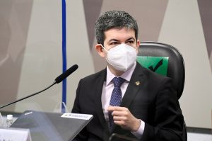 Randolfe quer que STF proíba Bolsonaro de falar mentiras sobre vacina