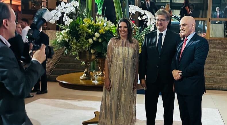 Ao lado da mulher, Flávia, Paulo Gonet é cumprimentado por Alexandre de Moraes