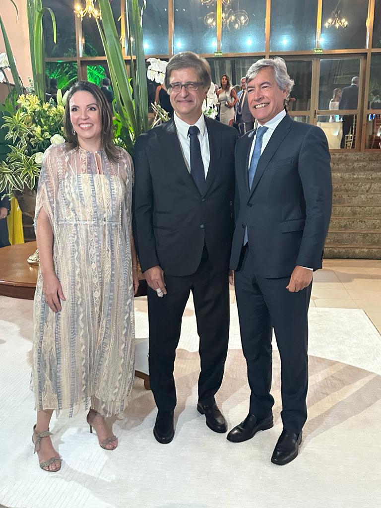 Sidney Gonzales cumprimenta Paulo Gonet pela posse na PGR