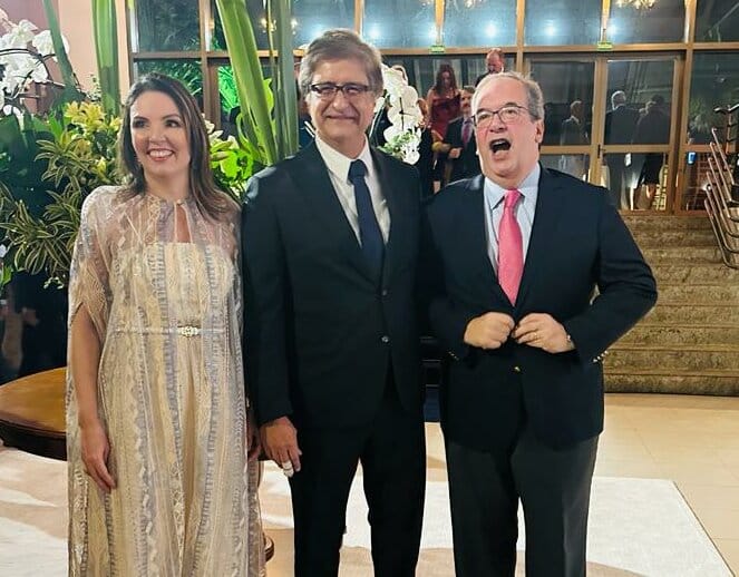 Ricardo Villas Bôas Cueva, ministro do STJ, ao lado de Gonet e Flávia em festa promovida pela ANPR