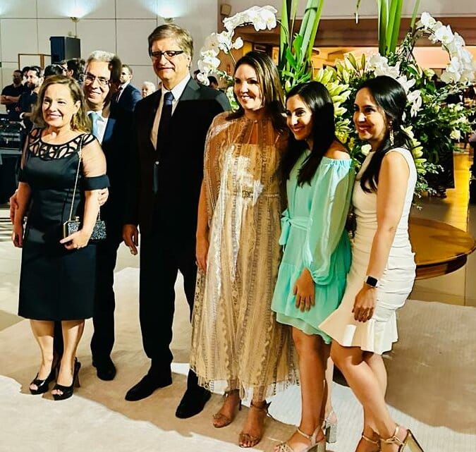 Gonet ladeado pelo ministro Gurgel de Faria, sua esposa Adriana Gurgel de Faria, e as filhas Luana e Isabela Gurgel de Faria