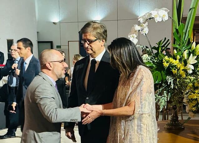 Vinicius Marques de Carvalho, CGU, cumprimenta Gonet e esposa durante festa