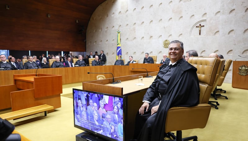 Dino na cadeira do Plenário do STF