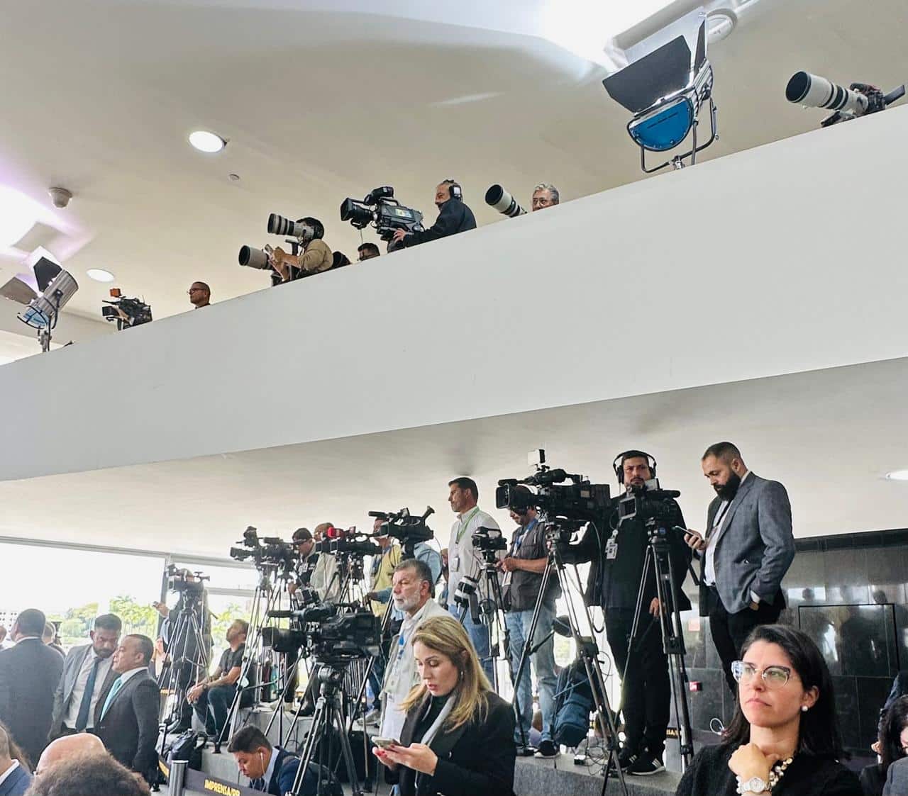 Profissionais da imprensa cobrem a cerimônia de posse