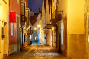 Energia elétrica, iluminação pública, cidade iluminada à noite