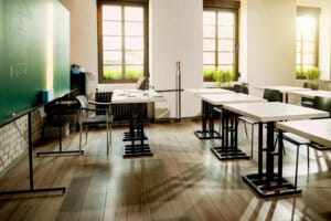 Escola - colégio - carteira - lousa - sala de aula