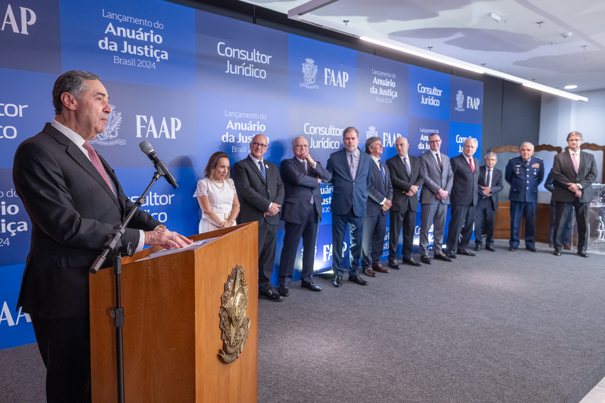 Luís Roberto Barroso discursa no lançamento do Anuário da Justiça Brasil 2024
