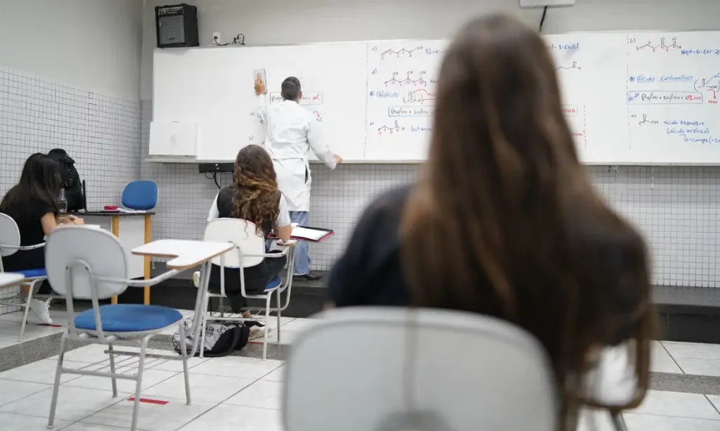 professor leciona em sala de aula