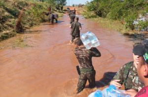 Militares da Marinha levam agua potavel para desabrigados municípios de Eldorado do Sul e Guaíba (RS); enchentes no Rio Grande do Sul