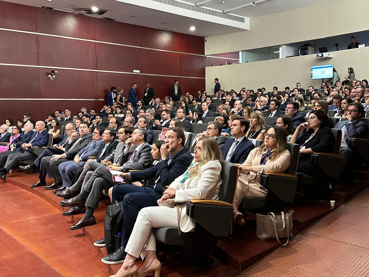 Plateia lota auditório para painel sobre criminalidade com ministros do STJ