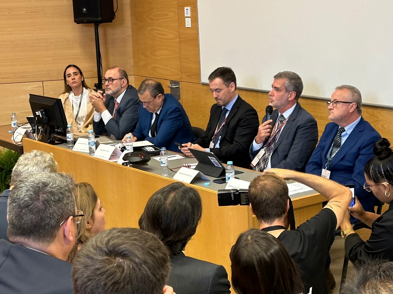 Autoridades debatem no painel