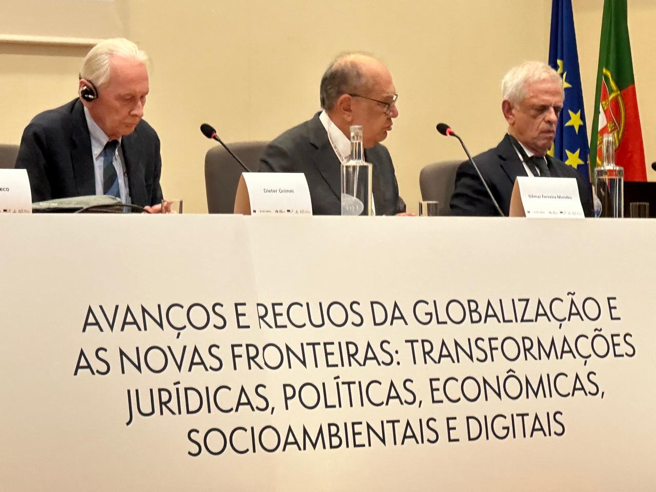 Painel reúne Dieter Grimm, ex-juiz do Tribunal Constitucional Federal Alemão; Gilmar Mendes, decano do STF, e Nuno Piçarra, juiz da Corte Europeia de Justiça.