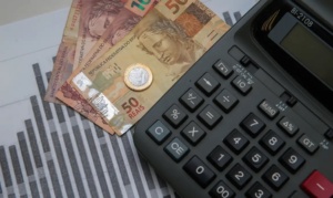 dinheiro e calculadora