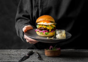 garçom em hamburgueria