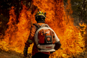 Bombeiro enfrenta incêndio