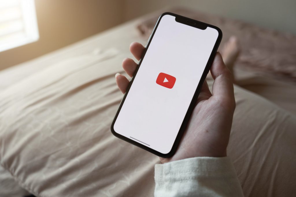 Celular com logotipo do YouTube na tela