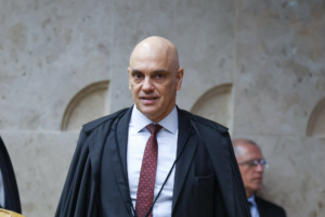 Ministro Alexandre de Moraes durante sessão plenária do STF.