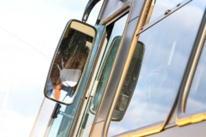 motorista de ônibus aparecendo no retrovisor