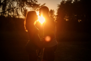 Casal de namorados no pôr do sol